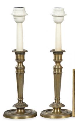 1005   -  Lote 1005: Pareja de lámparas de mesa de bronce con vástago poligonal h. 1940-50.
