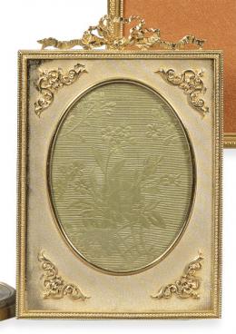 1006   -  Lote 1006
Portaretratos de bronce dorado con trabajo de "guilloché" y copete de lazo, Francia S. XIX.