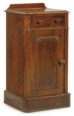 1013   -  Lote 1013: Mesa de noche victoriana en madera de caoba con cajón sobre puerta abatible. Inglaterra, segunda mitad siglo XIX