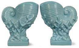1025   -  Lote 1025: Pareja de floreros en forma de nautilus sobre coral en cerámica esmaltada en azul celeste.
Italia, S. XX