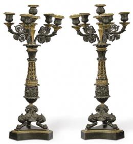 Lote 1032
Pareja de candelabros de seis brazos estilo Imperio en bronce patinado Napoleón III. Francia, ff. S. XIX.