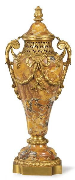 Lote 1036
Urna de mármol veteado marrón con aplicaciones en bronce dorado. Francia, ff. S. XIX.