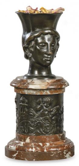 Lote 1037: Cabeza de bronce patinado sobre pedestal de mármol, posiblemente por Claude Michael Clodion (1738-1814).