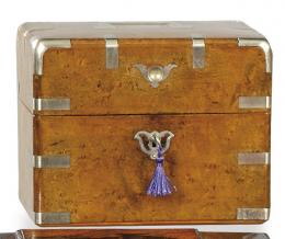 1044   -  Lote 1044: Caja de madera de arce y metal plateado victoriana S. XIX