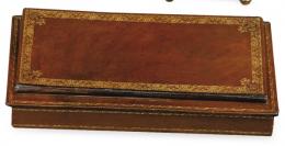 Lote 1047: Pequeño escritorio plegable de piel francés Carlos X h. 1830