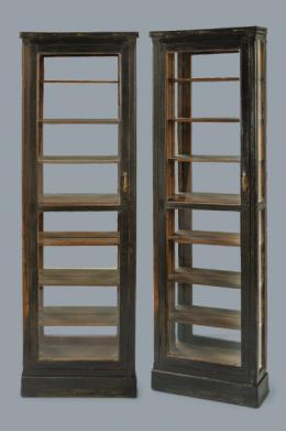 Lote 1053: Pareja de vitrinas en madera de roble pintada de negro y tiradores de latón.
Francia, S. XX