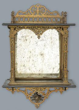 Lote 1056
Repisa de madera de ébano y bronce dorado Napoleón III. Francia, ff. XIX.