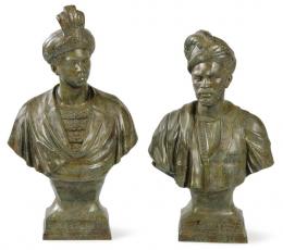 Lote 1072: Pareja de bustos orientalistas,  de metal pintado S. XX.