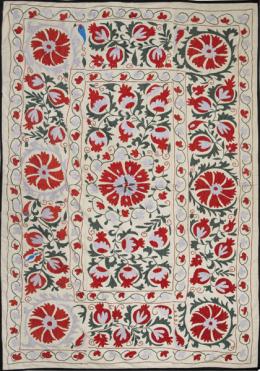 1073   -  Lote 1073: Tela de Souzani rectangular con decoración bordada en tonos naranjas y verdes siguiendo motivos vegetales. Turquía, S. XX.