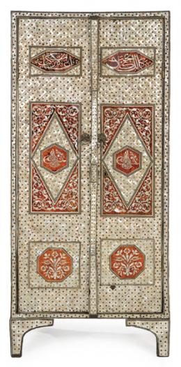 1079   -  Lote 1079
Armario con dos puertas abatibles en madera chapada de madre perla y carey. Turquía, último cuarto S. XIX