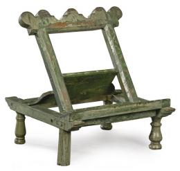 1080   -  Lote 1080: Atril en madera recortada y pintada de verde. Italia, S. XVIII.