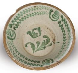 Lote 1086: Lebrillo en cerámica esmaltada verde de fajalauza con decoración de granada en el asiento y arquillos en el alero. 
Granada, S. XIX