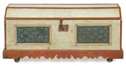 1089   -  Lote 1089: Arca con tapa en forma de artesa en madera de pino, pintada en verde y policromía en reservas en el frente con faldón recortado. Posiblemente Aragón, siglo XVIII-XIX