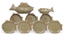 Lote 1099
Vajilla para pescado en cerámica esmaltada en verde de Vallauris.
Francia,  S. XX.