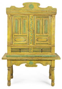 1102   -  Lote 1102: Cabinet on stand, armario sobre bufet en madera de castaño con patas torneadas y faldón recortado, pintado en amarillo y verde. Aragón, siglo XVIII.