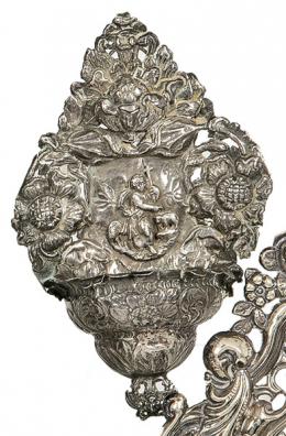 Lote 1137: Pila de agua bendita de plata española sin punzonar S. XVIII.
Representando "El Buen Pastor" en el grente.