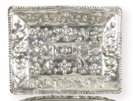 Lote 1150
Bandeja rectangular de plata española punzonada de Illescas y  Francisco Sánchez Taramás, Córdoba h. 1738-58 (periodo en el que Sánchez Taramás es marcador)