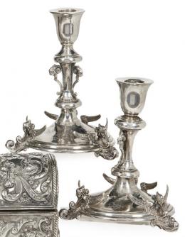 Lote 1165
Pareja de candeleros de plata punzonada Ley 900 posiblemente alemanes ff. S. XIX pp. S. XX.