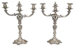 Lote 1174: Pareja de candelabros victorianos convertibles en candelero de plata inglesa punzonada Ley Sterling de Edward y John Barnard, Londres 1860.