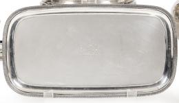 Lote 1190: Bandeja rectangular blasonada de plata inglesa punzonada Ley Sterling, de Edward Barnard & Sons, Londres 1927.