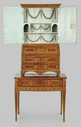1233   -  Lote 1233
Pequeño buró sobre mesa de arrimo Carlos IV en madera de nogal y marquetería de diseño geométrico en maderas frutales.
España, último tercio S. XVIII