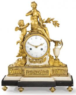 1235   -  Lote 1235: Reloj de sobremesa Luis XVI en bronce dorado y mármol. Sobre basamento rectangular en mármol negro y blanco, una ninfa y un angel se apoyan en la esfera del reloj firmada Lepaute. Francia, finales S. XVIII