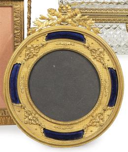 1240   -  Lote 1240: Portaretratos de colgar circular de bronce dorado y esmalte azul, Francia S. XIX.