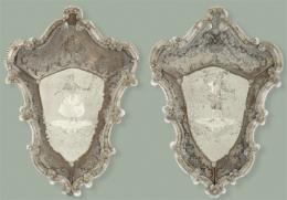Lote 1251: Pareja de espejos venecianos en vidrio de Murano, soplado y grabado con piedra arenisca. Decorado con "Cañas Rigadin", hojas y rosetas de cristal. S. XIX