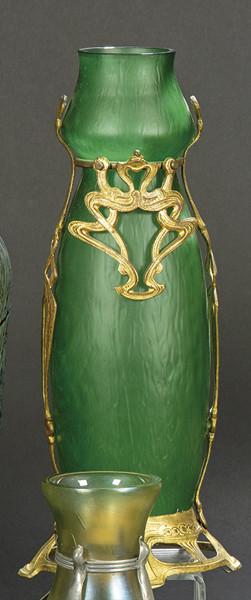 1254   -  Lote 1254: Jarrón Art Nouveau en cristal verde rugoso y montura de metal dorado, h. 1900.