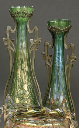 1257   -  Lote 1257: Wilhelm Kralik Sohne, Bohemia ff. S. XIX pp. S. XX.
Pareja de jarrones Jugendstil, de cristal verde iridiscente, modelo Diaspora.