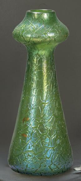 1258-A   -  Lote 1258-A
Johan Loetz Witwe,Bohemia h. 1900
Jarrón Jugendstil de cristal verde iridiscente modelo Mimosa.