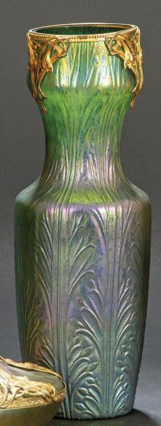 Lote 1262: Jarrón Jugendstil de cristal verde con iridiscencias violetas posiblemente Loetz, Bohemia ff. S. XIX.