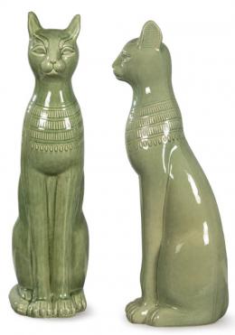 Lote 1274: Pareja de gatos de inspiración siguiendo modelos egipcios de la antigüedad en cerámica esmaltada en verde de Bassano. 
Italia, S. XX