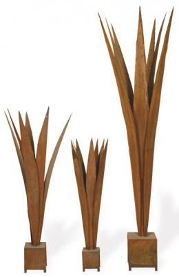Lote 1288: Fernando Oriol
Conjunto de tres esculturas en forma de hojas de sansevieria en acero cortén.