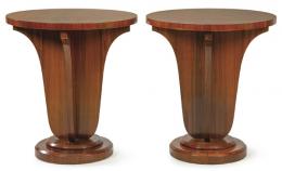 1300   -  Lote 1300
Pareja de mesas auxiliares art decó con tapa y plataforma circular, con pedestal de maderas recortadas en nogal.
Francia, años 30