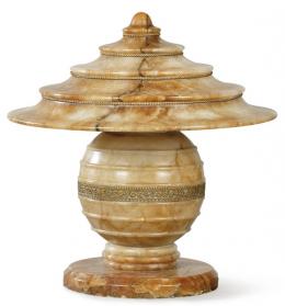 Lote 1300-A: Lámpara de mesa "Art Decó" en alabastro. Primer tercio S. XX. 