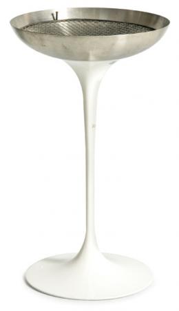 Lote 1315: Eero Saarinen para Knoll Inc. / Knoll International, 1960
Cenicero alto modelo Tulip