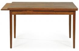 Lote 1324: Mesa de comedor extensible de diseño nórdico en madera de teca.
Años 70