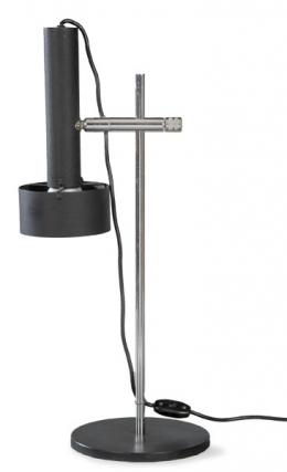 Lote 1338: Lámpara de sobremesa en metal cromado y negro. Con foco de luz orientable y regulable en altura.
Alemania años 60