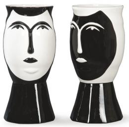 Lote 1354: Pareja de grandes maceteros en forma de bustos en cerámica esmaltada en blanco y negro, con marca en la base de Artistic Design de Bassano, producción limitada.
Italia, Vicenza, años 80