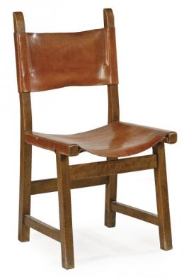 Lote 1355: Silla en madera de nogal, con asiento sujetado con hebillas y respaldo de cuero.
España, años 70