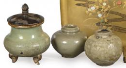 Lote 1368: Dos tinteros y un incensario de gres porcelánico vidriado en verde Dinastía Song