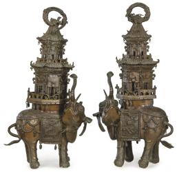 Lote 1381: Pareja de incensarios de metal patinado Meiji en forma de elefantes con palanquín en forma de pagoda