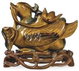 1382   -  Lote 1382
Figura de pato tallado en ojo de tigre. China, S. XX.