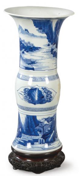 Lote 1384
Jarrón de porcelana china azul y blanco tipo Zun