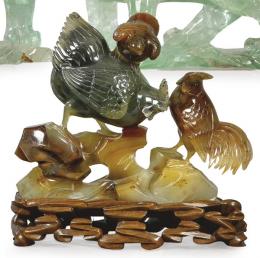 Lote 1389: Figura de gallo y gallina con pollito tallada en ágata. China, S. XX. 