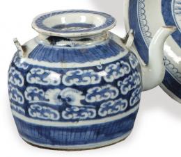 Lote 1395: Tetera en porcelana china azul y blanco, Dinastía Qing S. XIX..