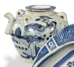 Lote 1396: Tetera en porcelana china azul y blanco, Dinastía Qing S. XIX.