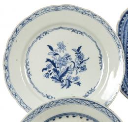 Lote 1402: Plato de porcelana de Compañía de Indias azul y blanco, Dinastía Qing, época de Qianlong (1736-95).
Con decoración de frutos y flores.