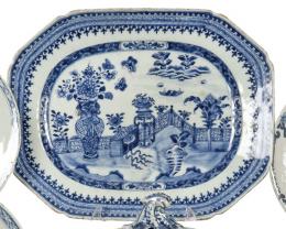 Lote 1404: Fuente ochavada en porcelana de Compañía de Indias azul y blanco, Dinastía Qing, época de Qianlong (1736-95).